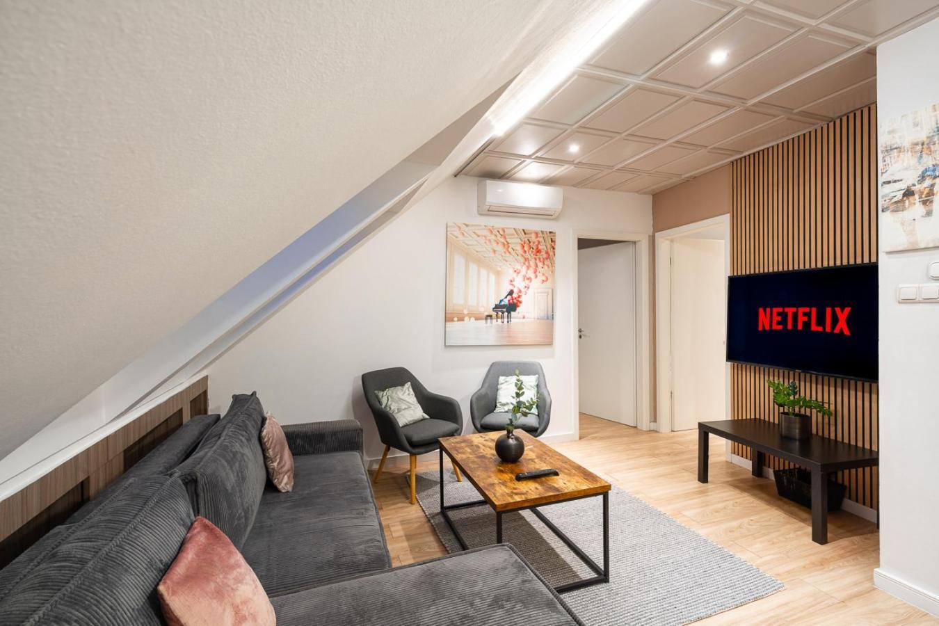 Sunny And Central 3-Bedroom Penthouse With Garage — Fotók 2