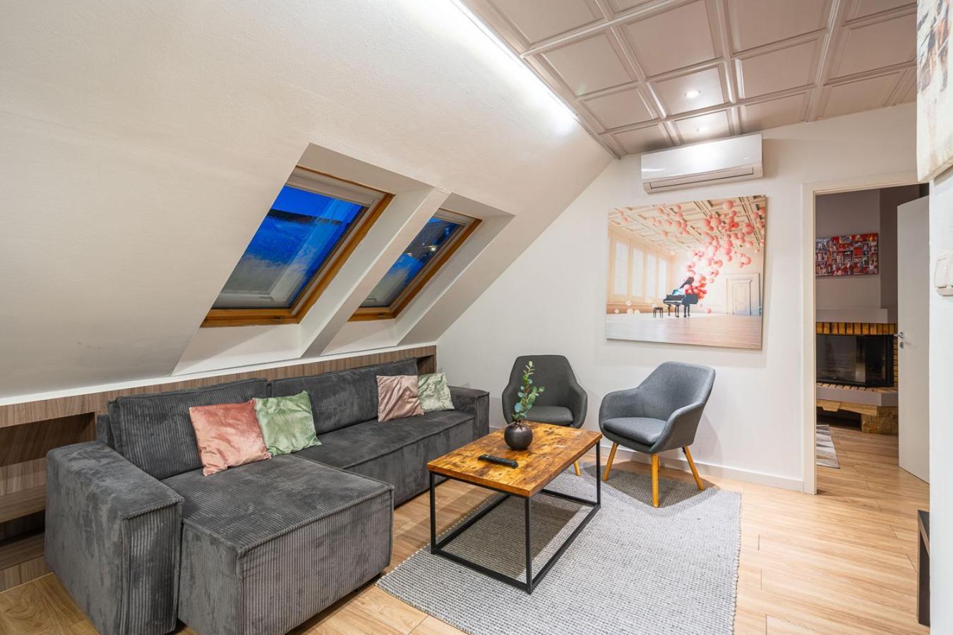 Sunny And Central 3-Bedroom Penthouse With Garage — Fotók 3